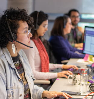 Personas del equipo de Nu apoyando a los clientes por medio de una llamada.