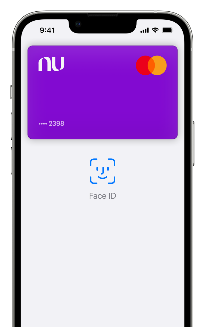 Un celular muestra la app Nu con la tarjeta morada dentro de Apple Pay