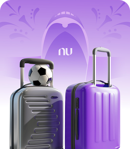 Dos maletas de viaje, una gris con un balón de fútbol encima y una morada, sobre fondo lila con el logo de Nubank.