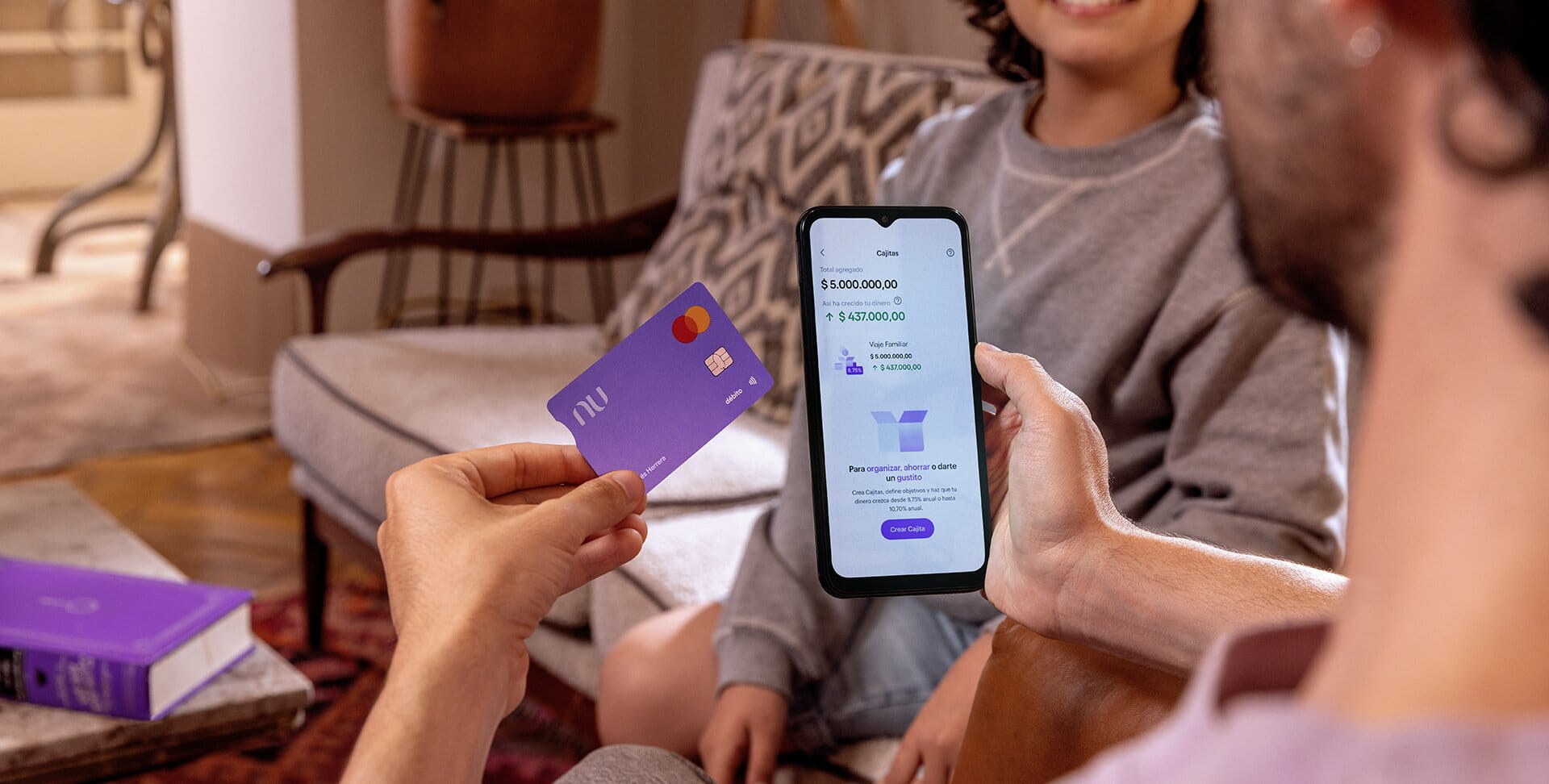 Fotografía de la tarjeta de crédito Nu sostenida por la mano de una persona
